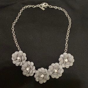 Beautiful statement necklace in silver with 5 flowers